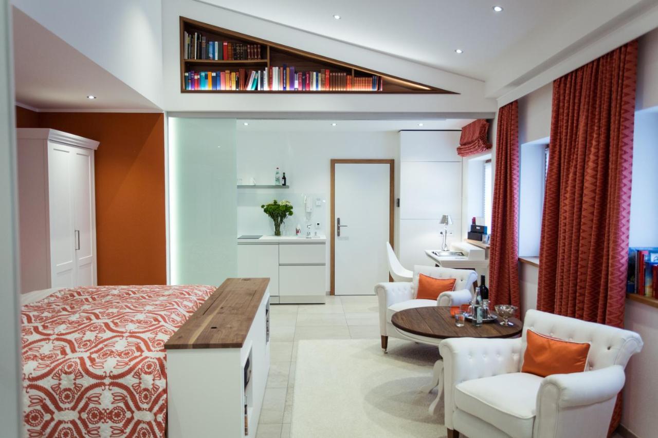 Aparthotel - *